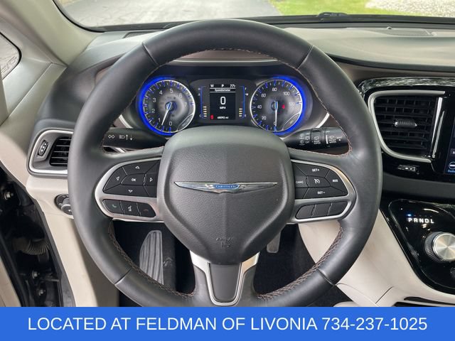 Used 2018 Chrysler Pacifica Touring-L w/ Premium Audio Group FWD image 11