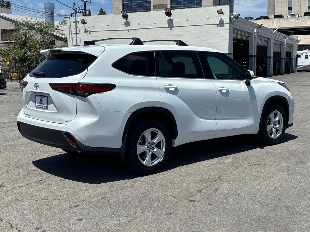 Used 2022 Toyota Highlander LE FWD image 7