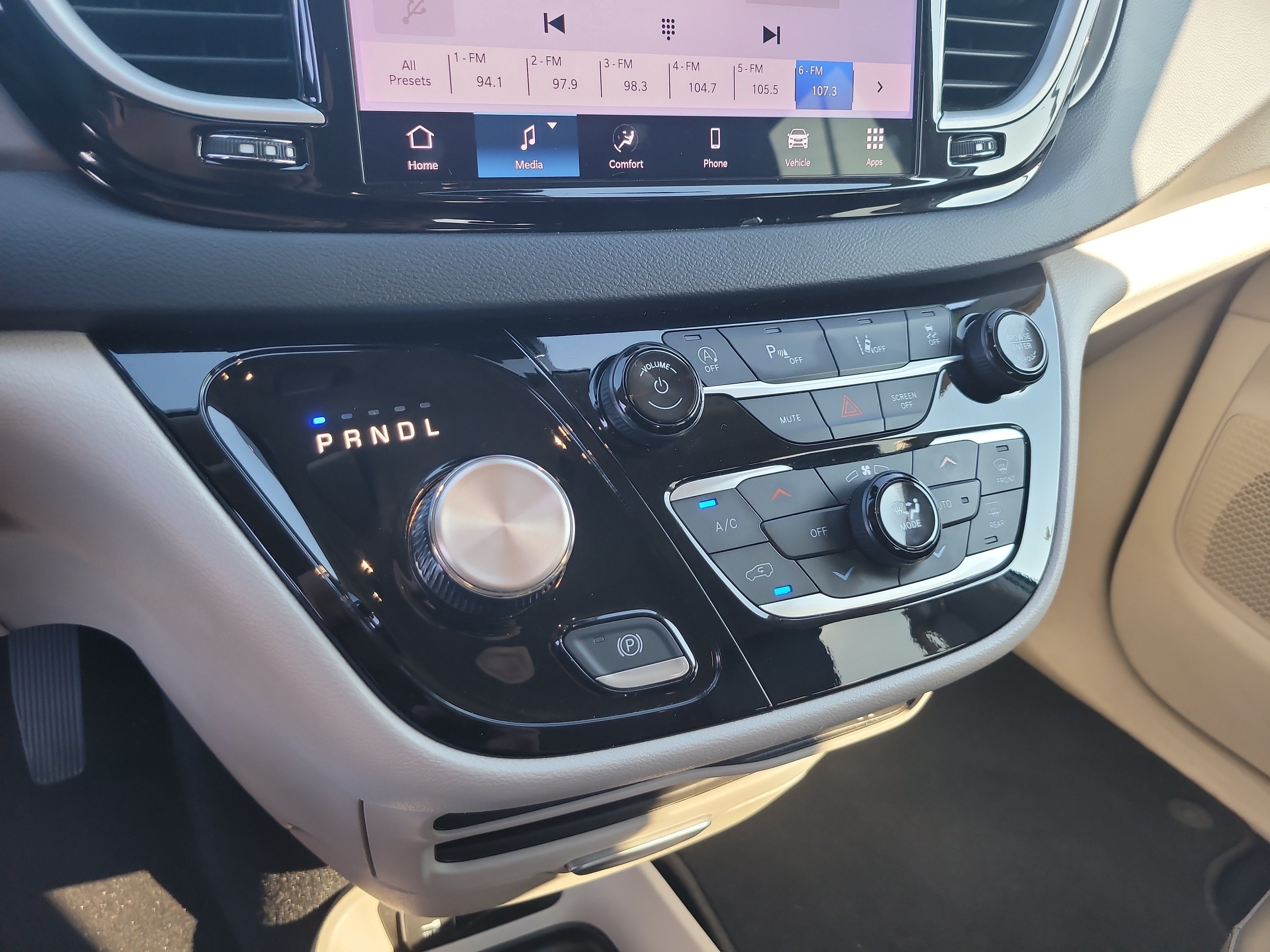 Used 2024 Chrysler Pacifica Touring-L FWD image 22