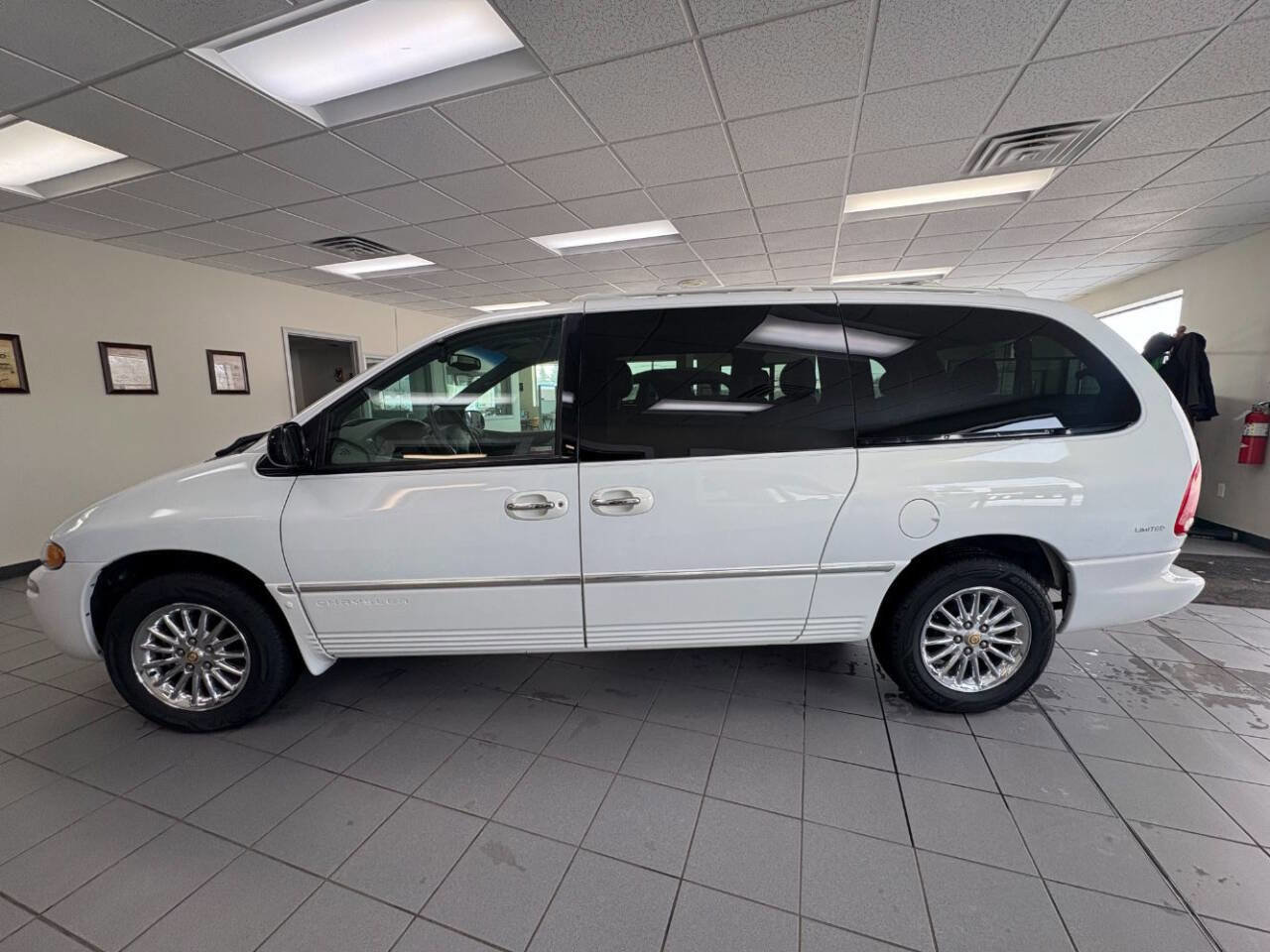 Used 2000 Chrysler Town & Country Limited image 2