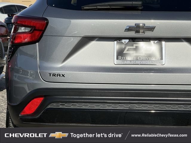 Used 2025 Chevrolet Trax RS w/ Sunroof Package FWD image 9