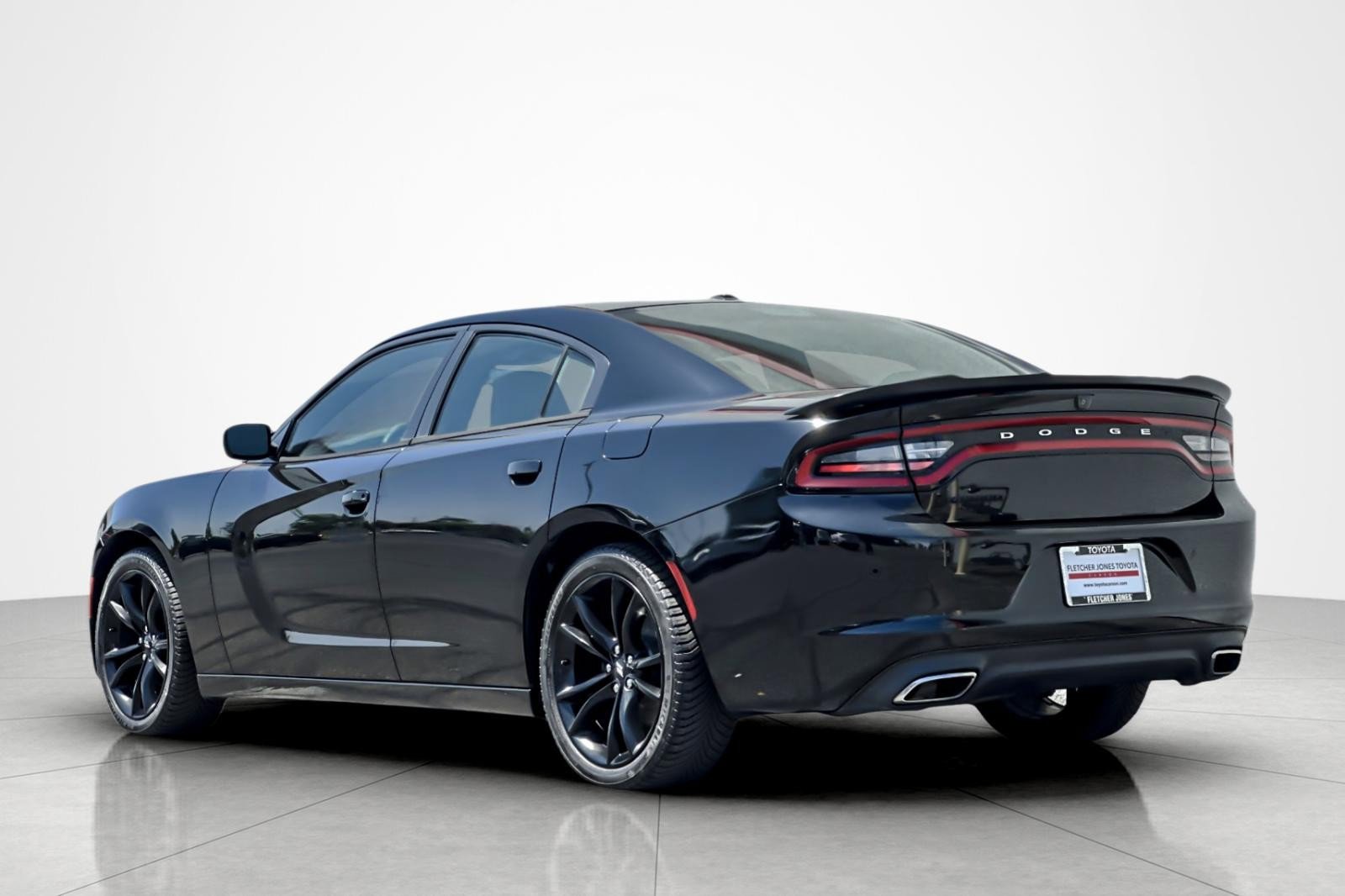 Used 2018 Dodge Charger SXT w/ Blacktop Package RWD image 3