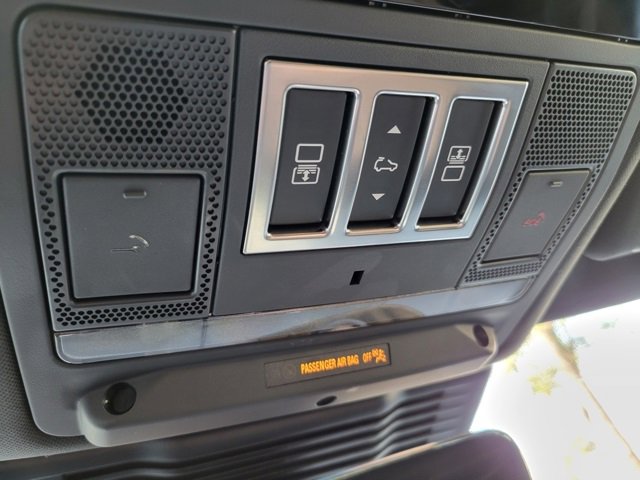 Used 2025 Land Rover Discovery Dynamic SE image 38