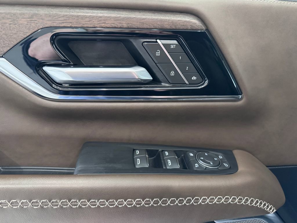 Certified 2025 GMC Yukon Denali Ultimate w/ LPO, Floor Liner Package AWD/4WD image 31