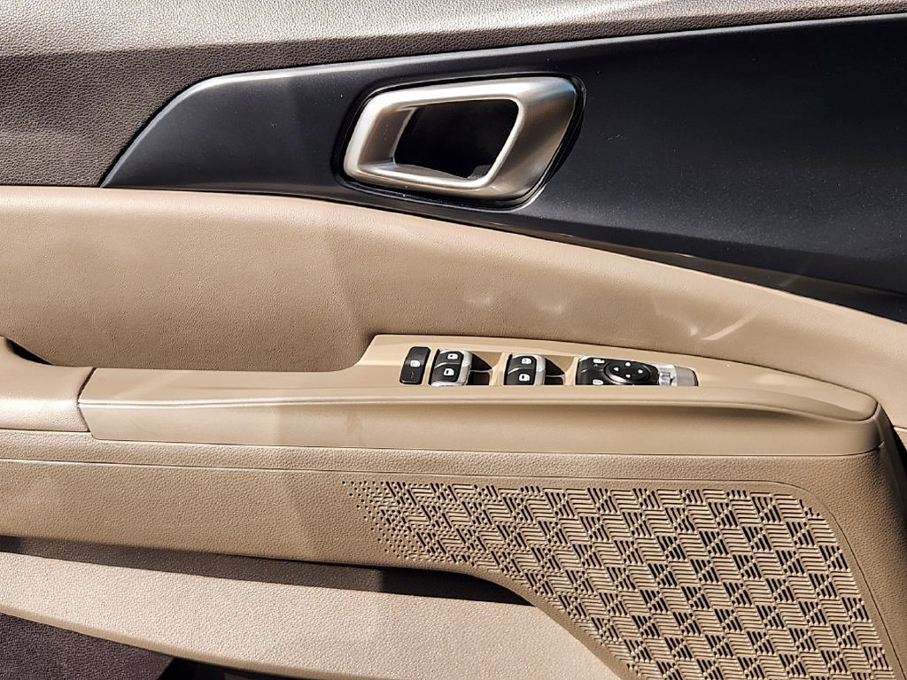 Used 2025 Kia Carnival FWD image 23