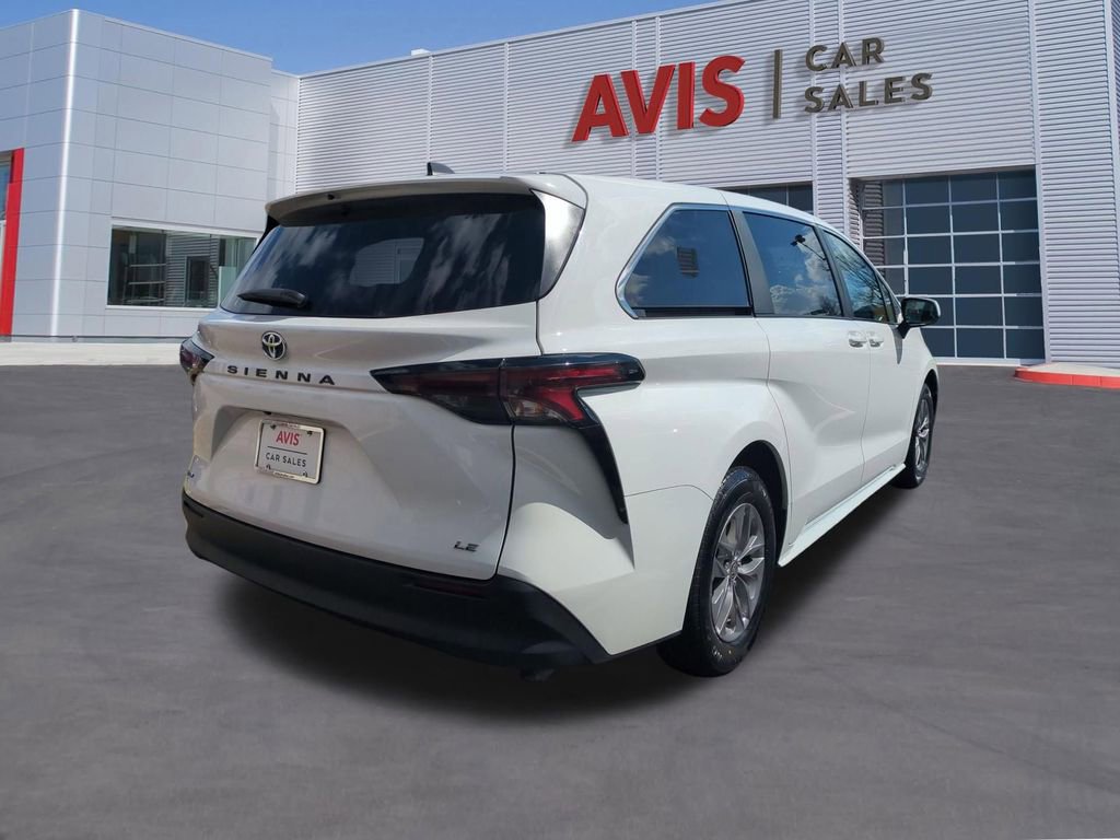 Used 2025 Toyota Sienna LE image 6