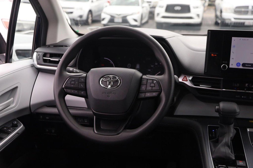 Used 2025 Toyota Sienna LE AWD/4WD image 26