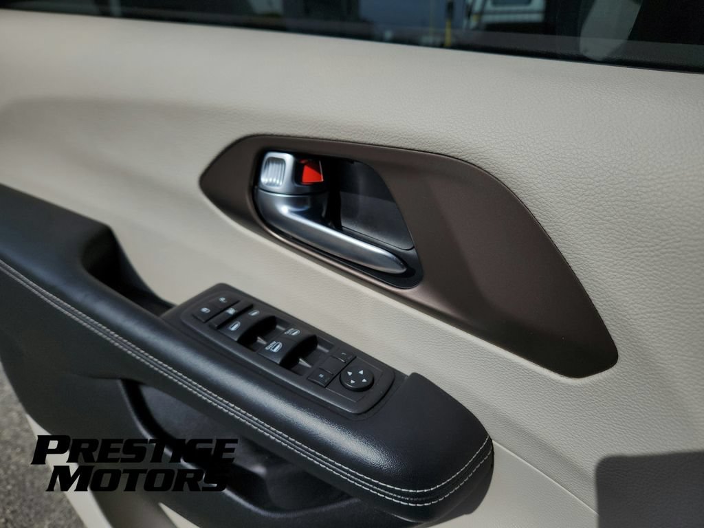Used 2022 Chrysler Voyager LX FWD image 16