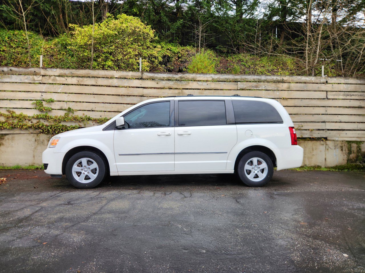Used 2010 Dodge Grand Caravan SXT image 5