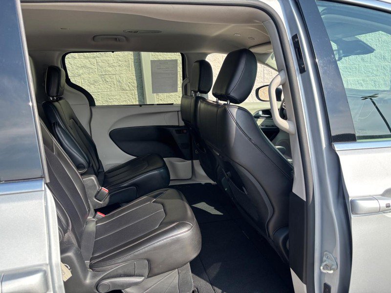 Used 2023 Chrysler Pacifica Touring-L FWD image 12
