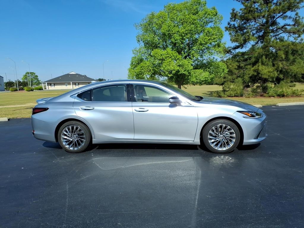 Used 2025 Lexus ES 300h Ultra Luxury w/ Accessory Package (Z2) image 2