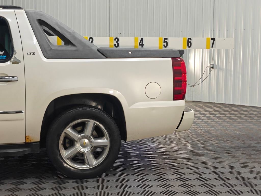 Used 2011 Chevrolet Avalanche LTZ AWD/4WD image 33