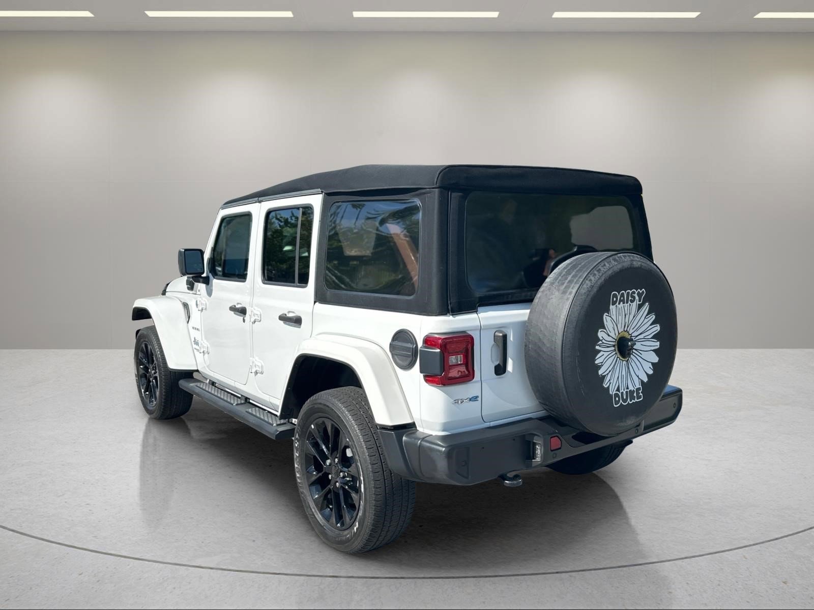 Used 2021 Jeep Wrangler Unlimited Sahara w/ Cold Weather Group AWD/4WD image 3