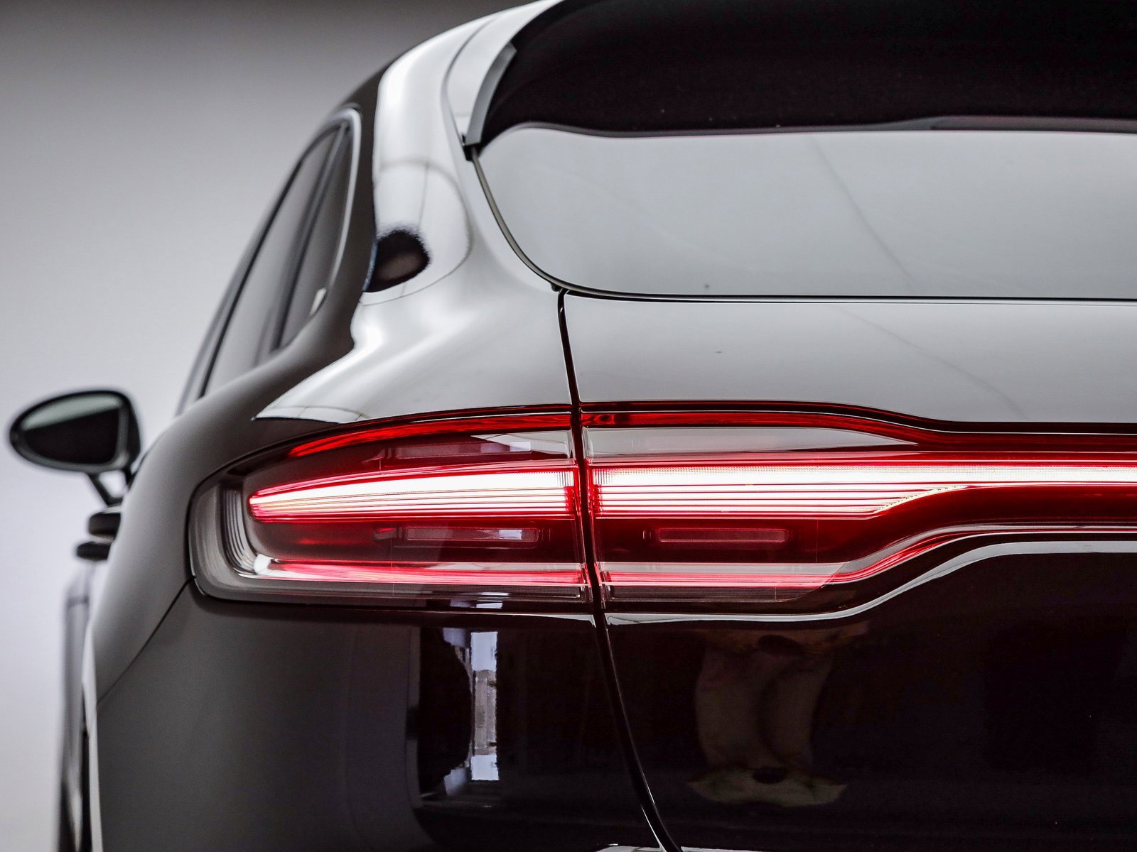 Certified 2025 Porsche Macan image 9