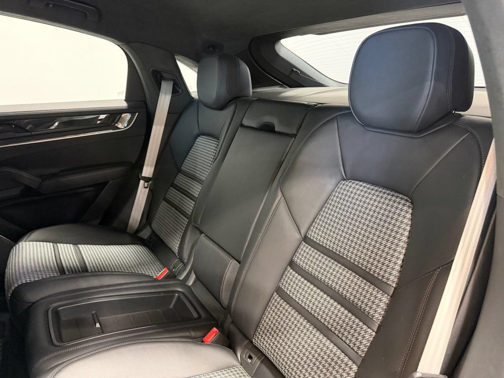 Used 2025 Porsche Cayenne Turbo AWD/4WD image 31