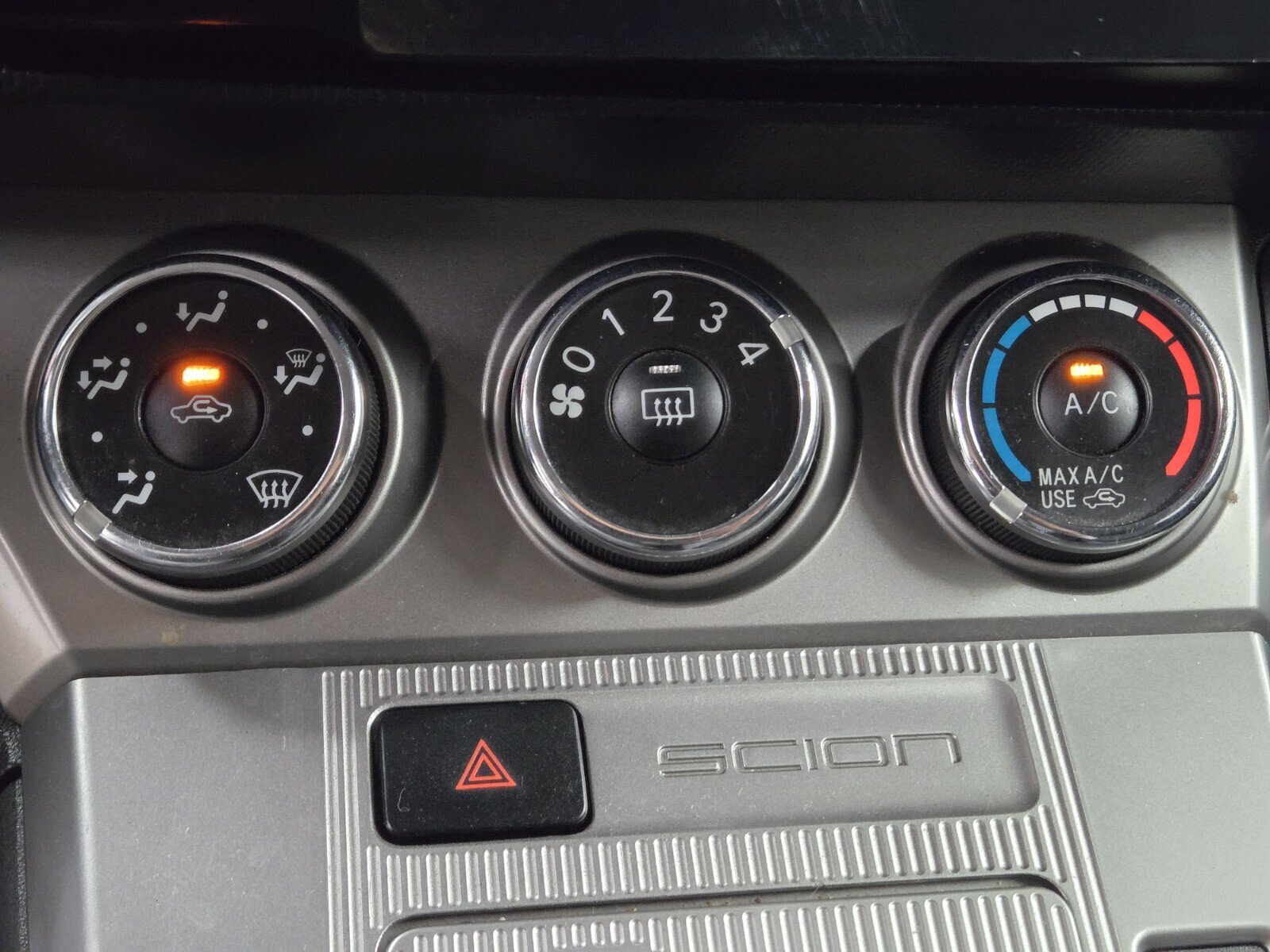 Used 2015 Scion xB FWD image 18
