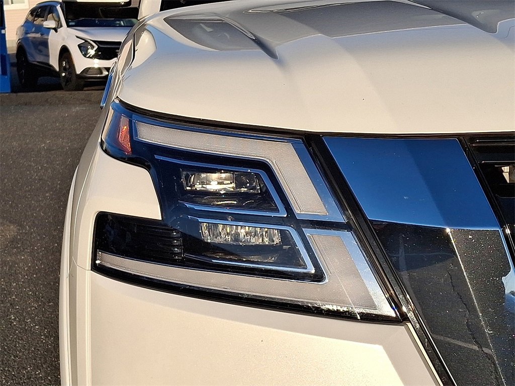 Used 2024 Nissan Armada SL w/ Captain's Chairs Package image 9