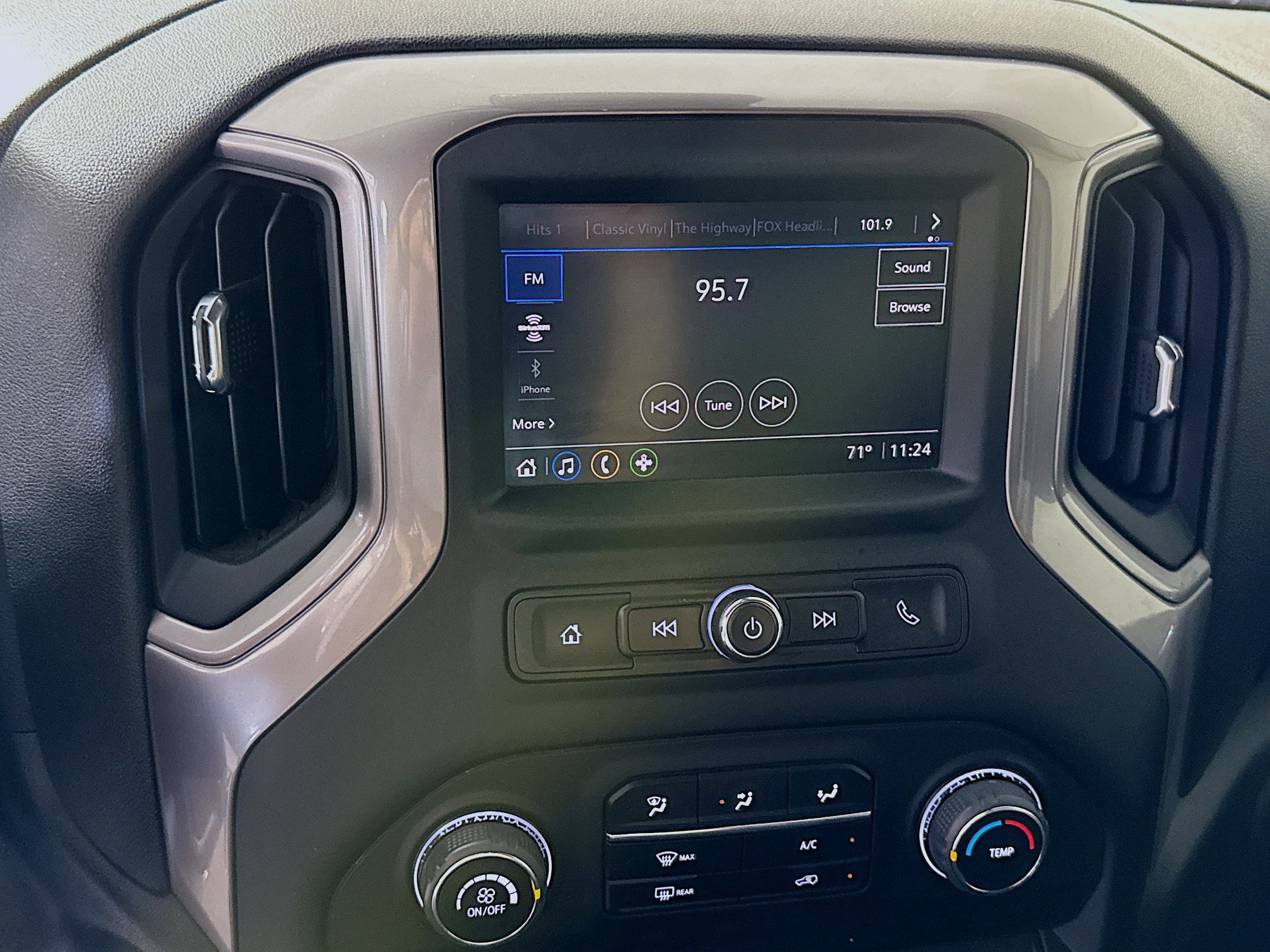 Used 2022 Chevrolet Silverado 1500 Custom image 17