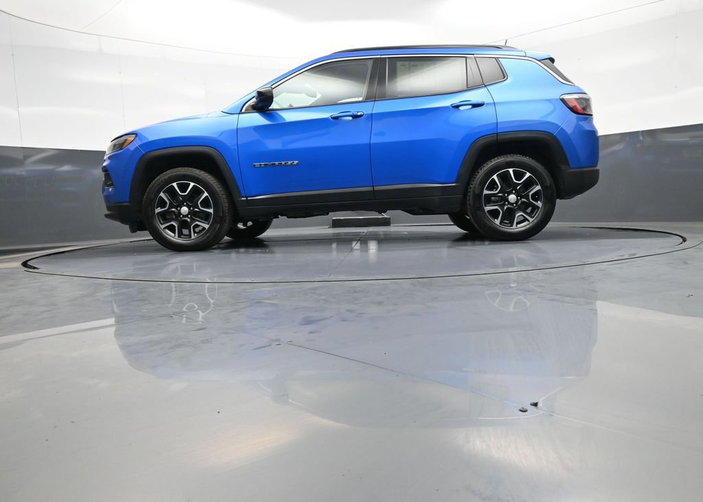 Used 2022 Jeep Compass Latitude w/ Sun and Sound Group AWD/4WD image 32