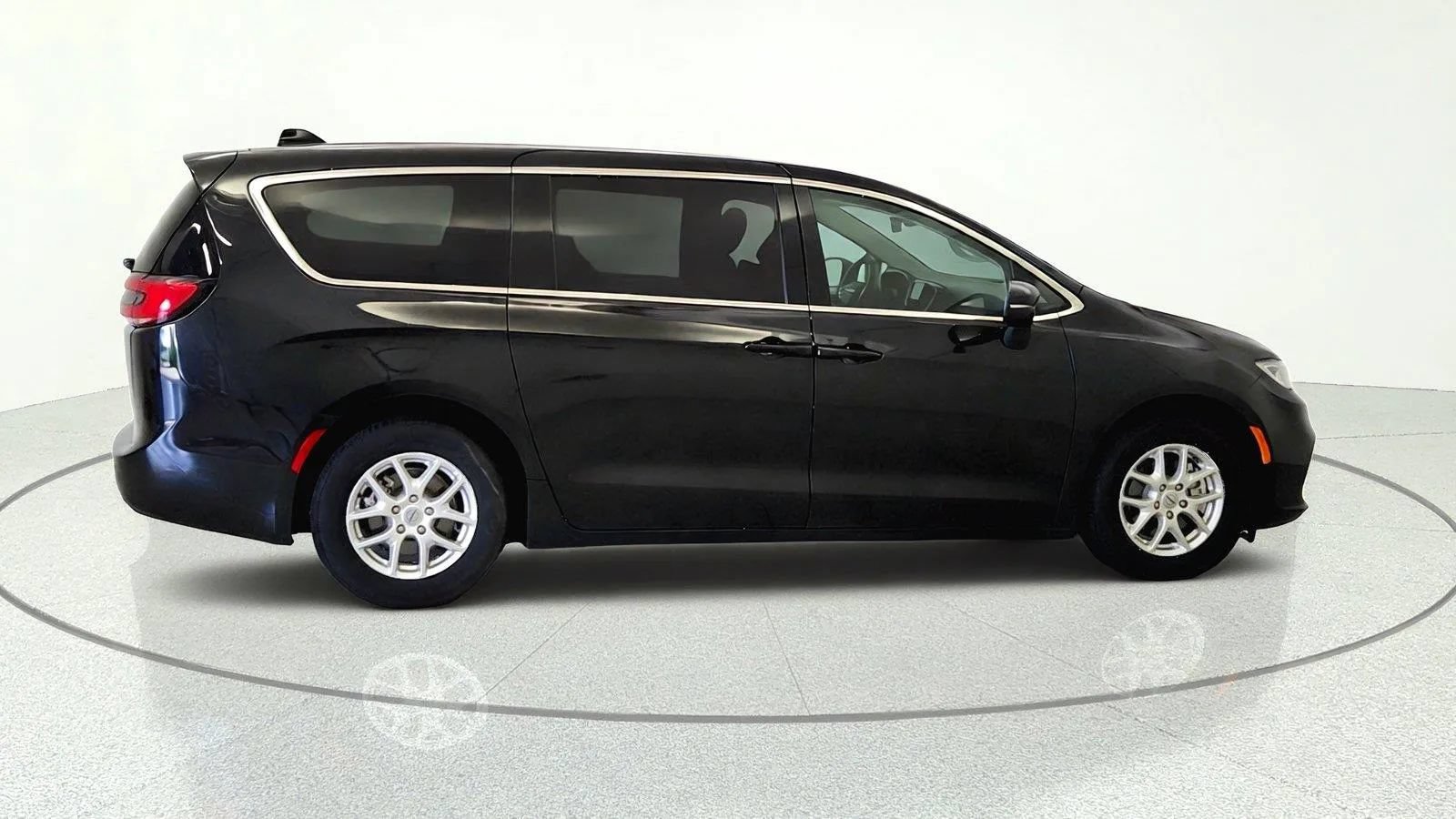 Used 2023 Chrysler Pacifica Touring-L FWD image 6
