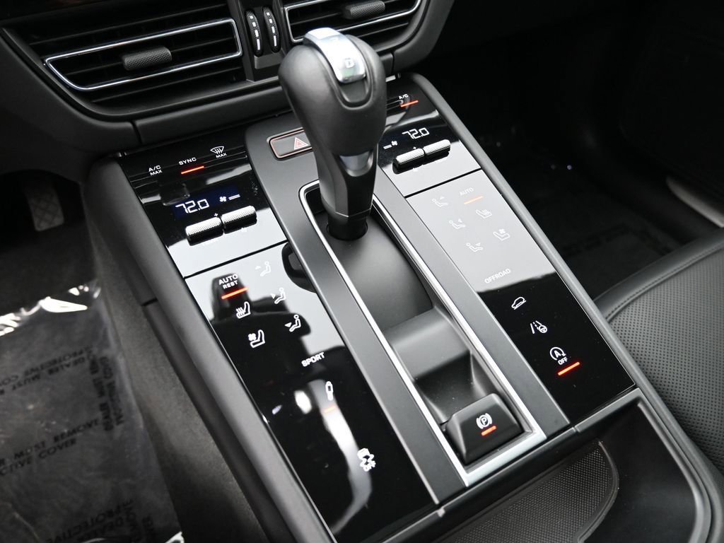 Certified 2023 Porsche Macan S AWD/4WD image 24