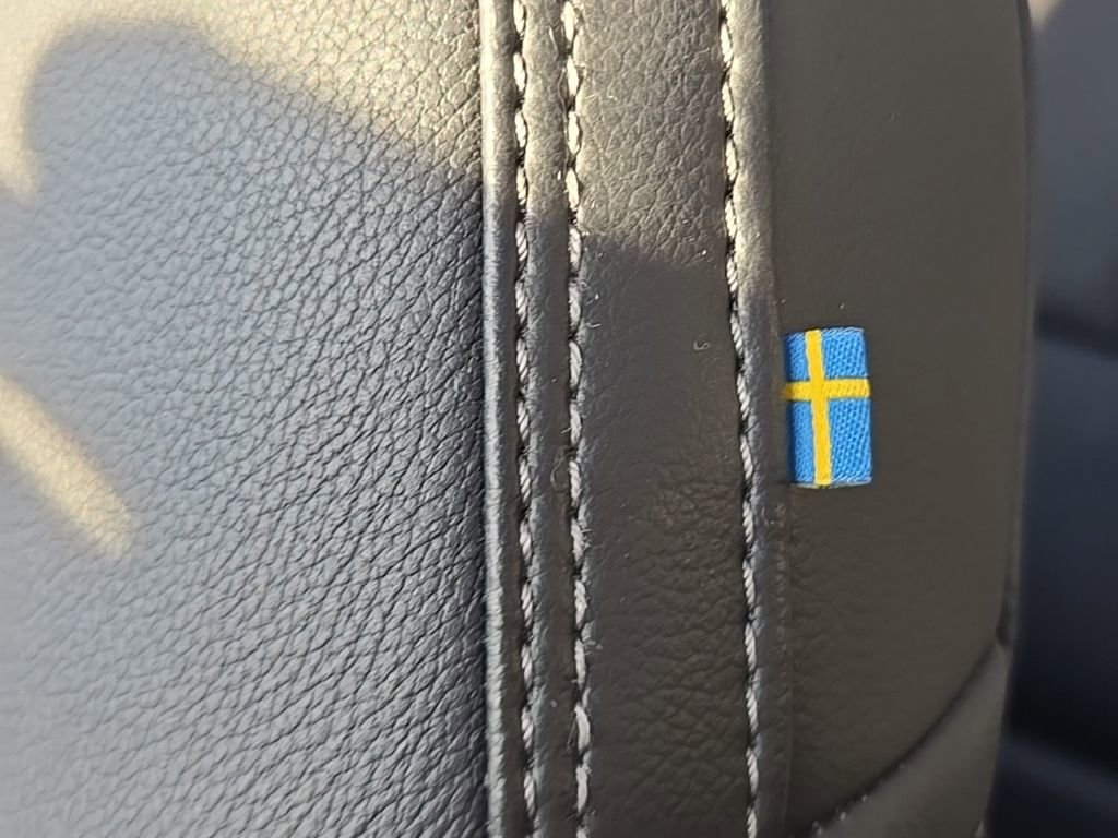 Certified 2025 Volvo XC40 B5 Core image 24