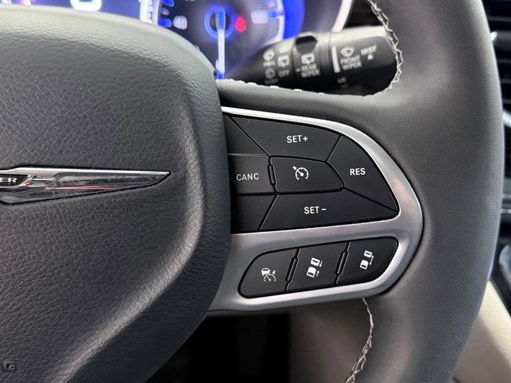 Used 2024 Chrysler Pacifica Limited image 32