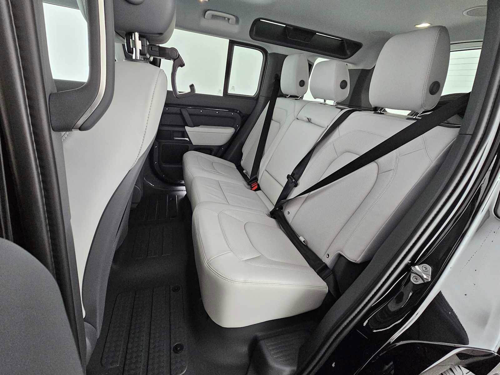 New 2026 Land Rover Defender 110 X-Dynamic SE image 17