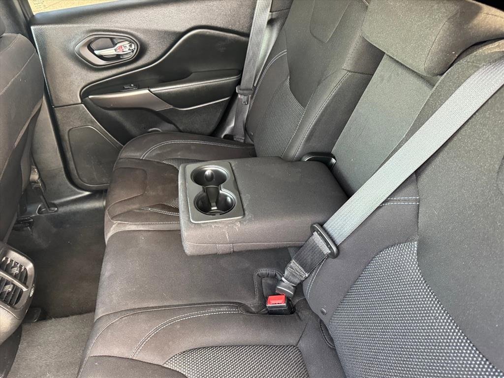 Used 2019 Jeep Cherokee Latitude w/ Cold Weather Group image 10