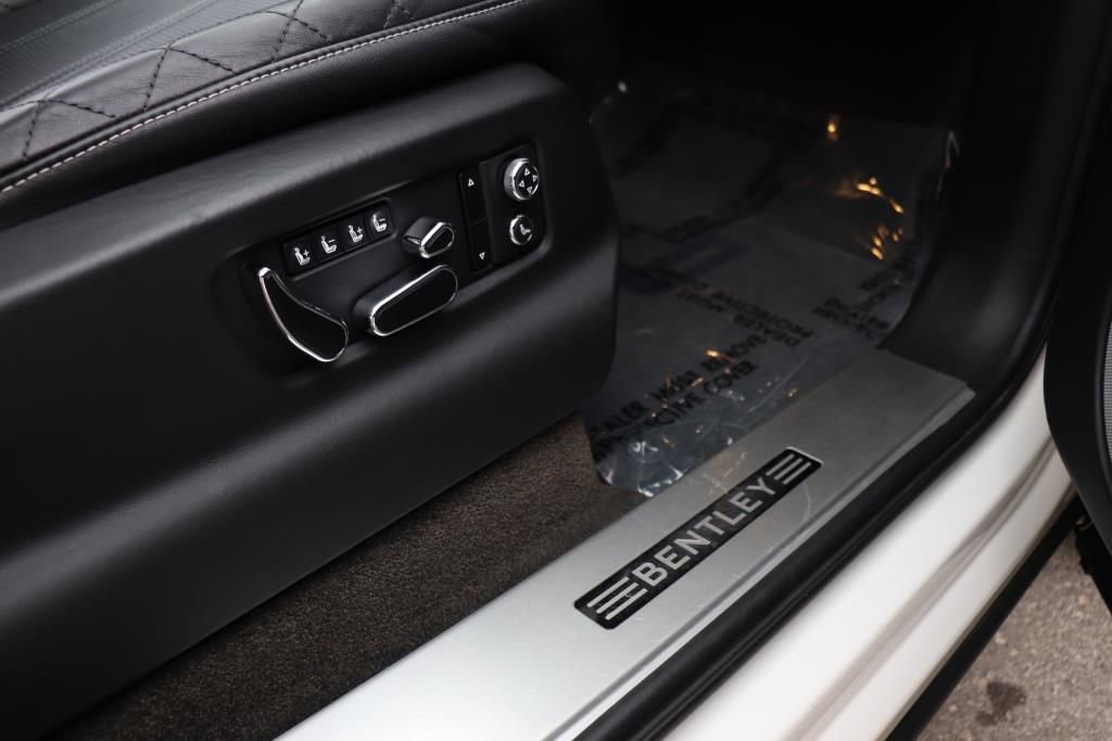 Used 2017 Bentley Bentayga image 35