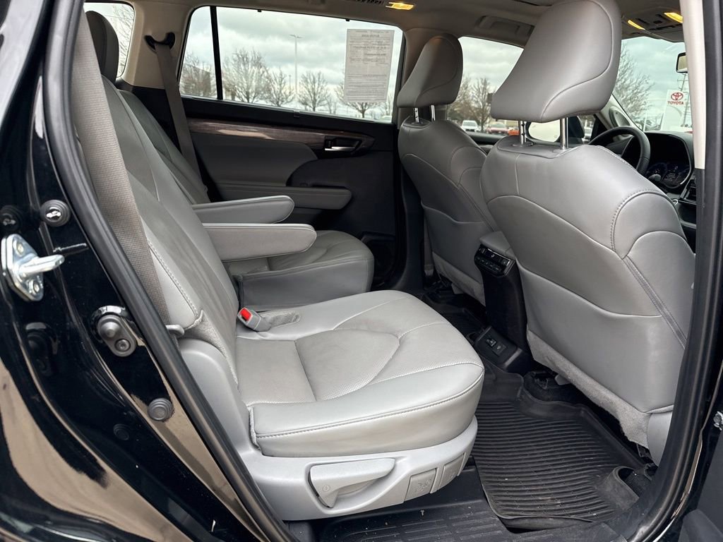 Used 2025 Toyota Highlander Platinum image 17
