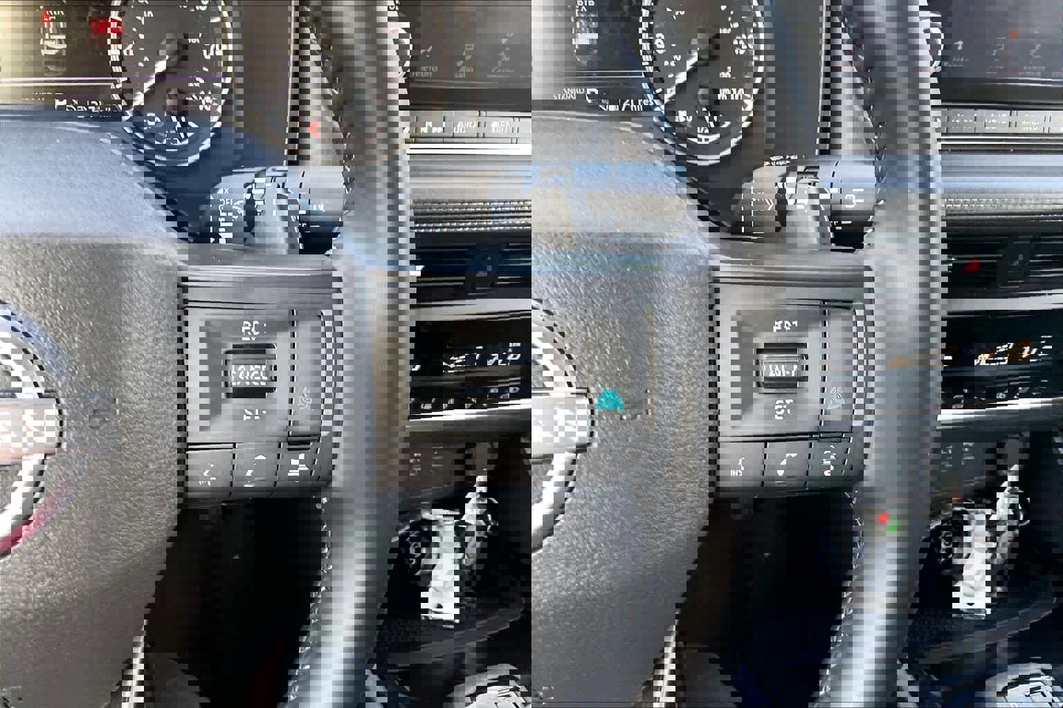 Used 2025 Nissan Rogue SV image 24