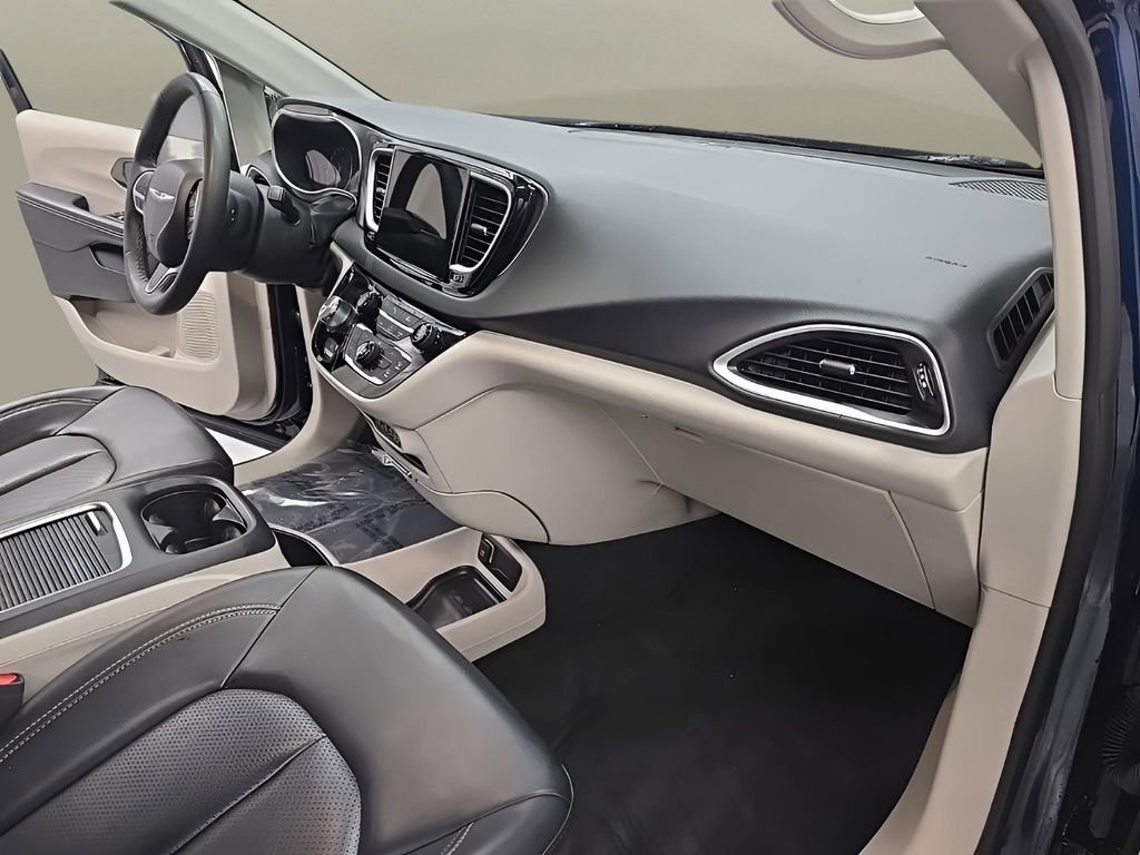 Used 2024 Chrysler Pacifica Touring-L image 19