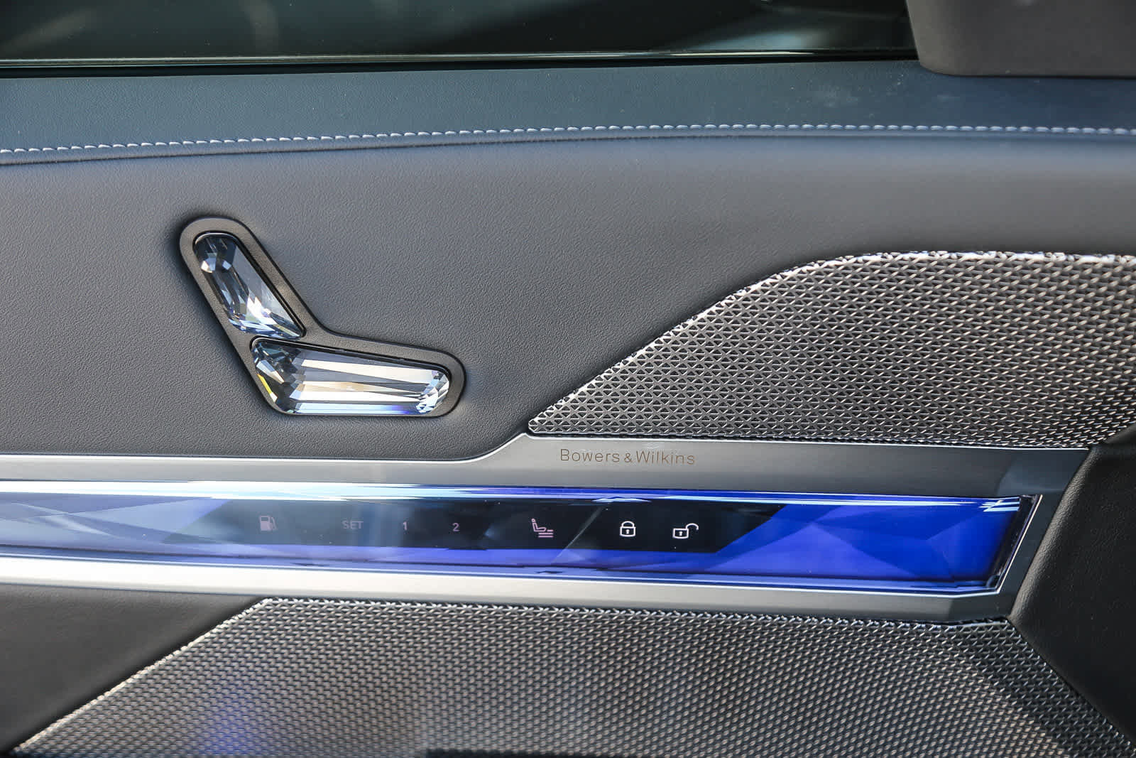 Used 2026 BMW 750e xDrive w/ Premium Package image 18