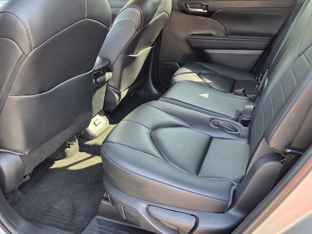 Used 2023 Toyota Highlander XLE FWD image 11