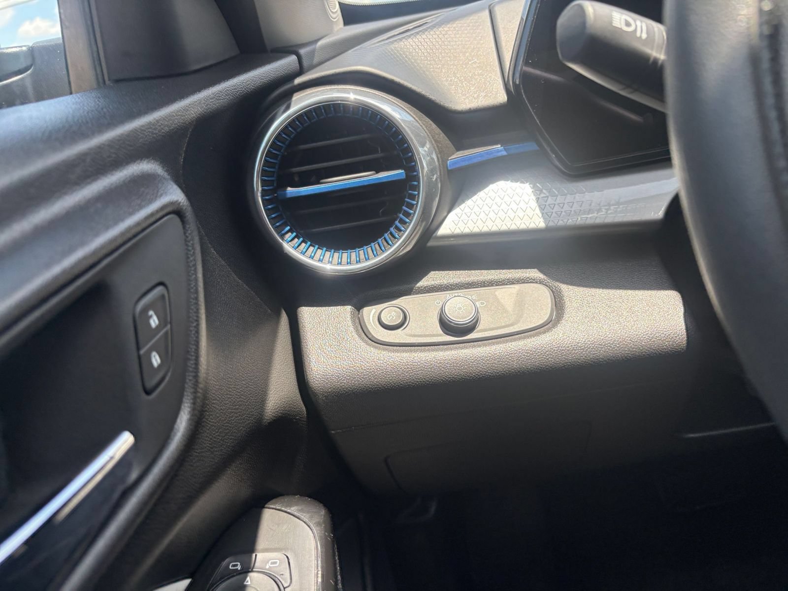Used 2025 Chevrolet Trax LT FWD image 33