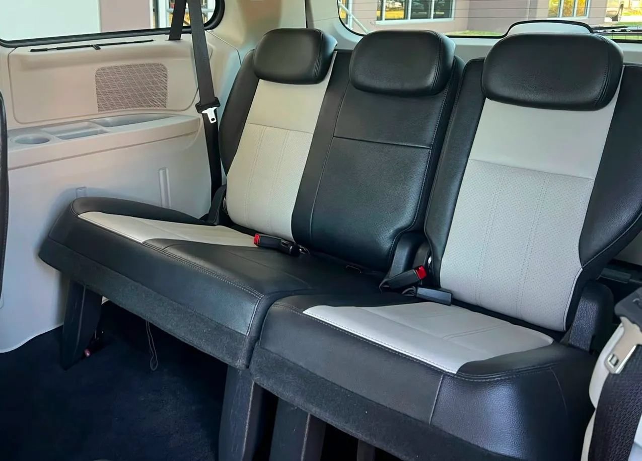 Used 2010 Chrysler Town & Country Touring Plus w/ Safetytec Group FWD image 50