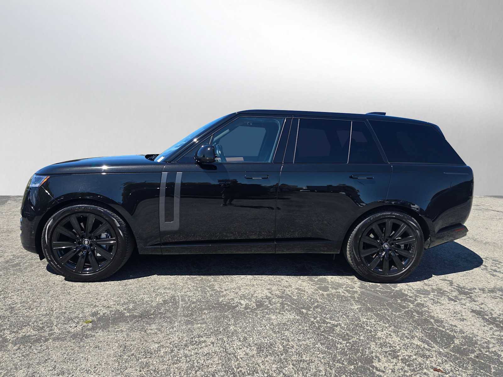 Used 2025 Land Rover Range Rover SE AWD/4WD image 4