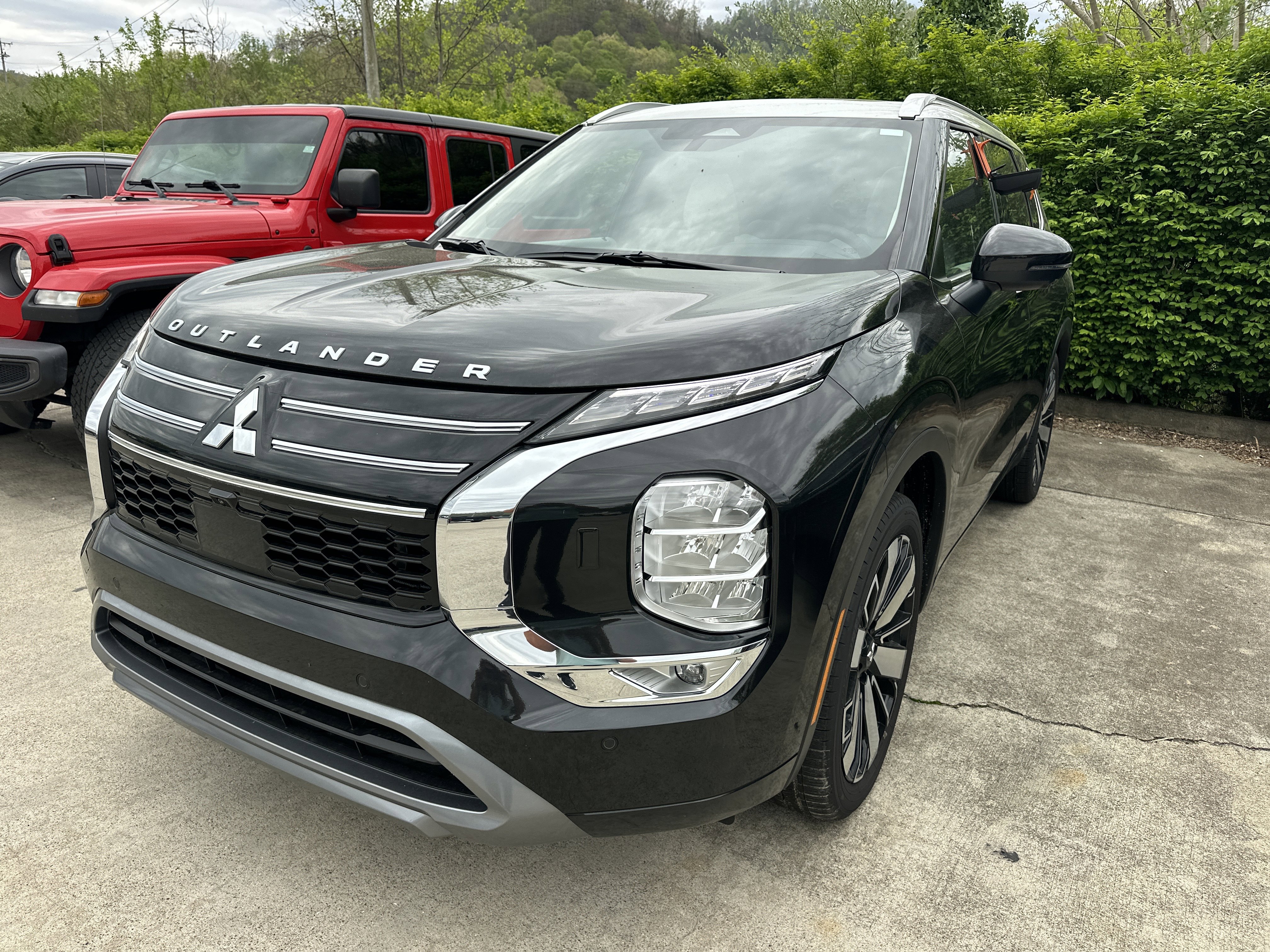 Used 2025 Mitsubishi Outlander AWD image 6