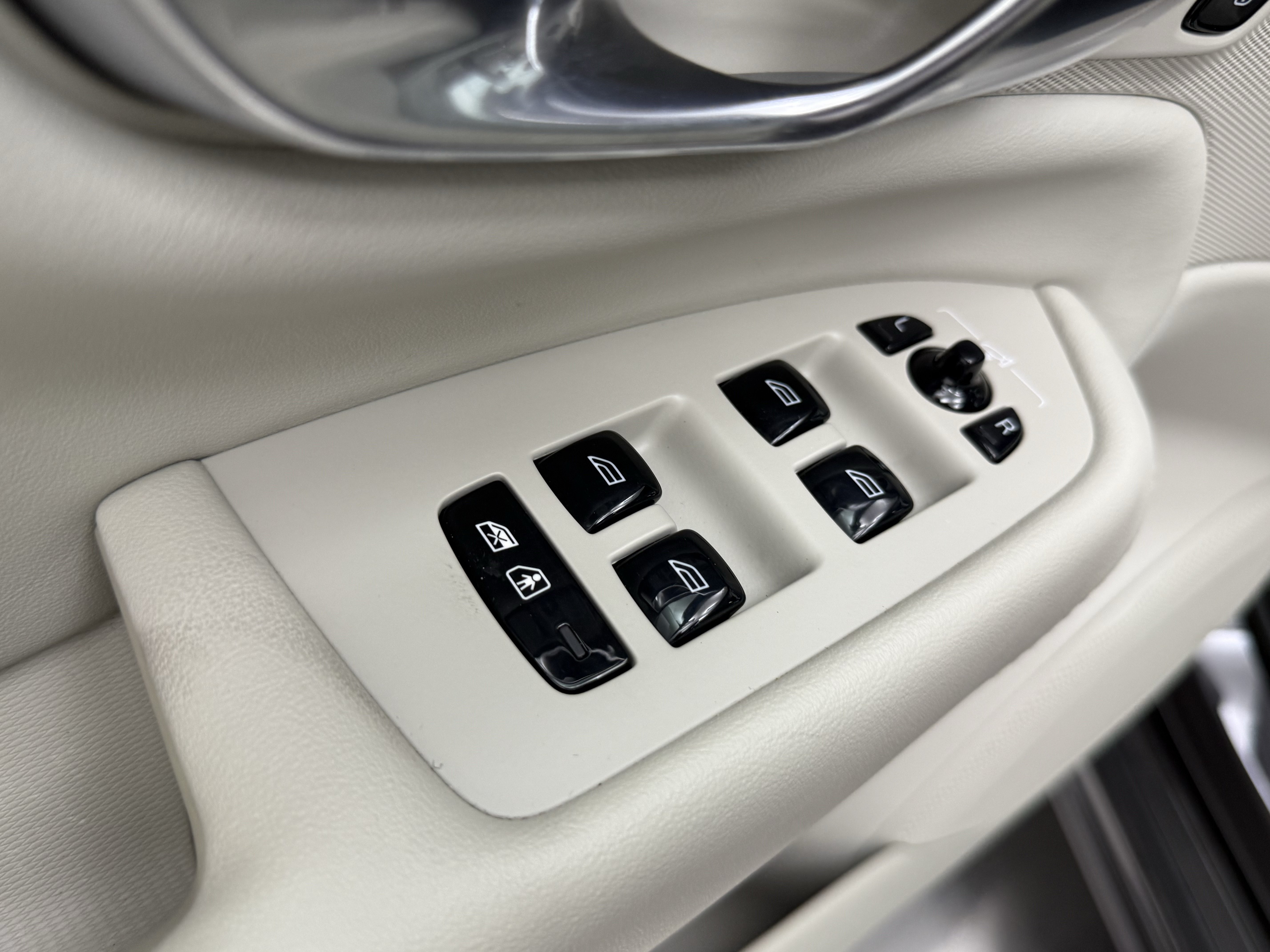 Certified 2023 Volvo XC90 B6 Plus w/ Protection Package Premier AWD/4WD image 11