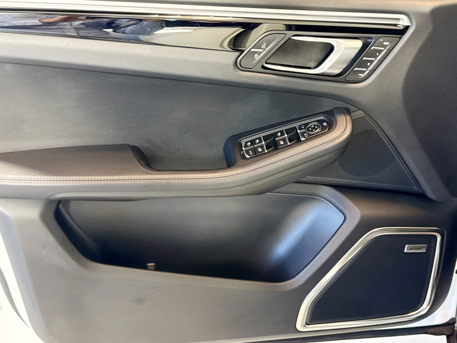 Certified 2022 Porsche Macan image 11