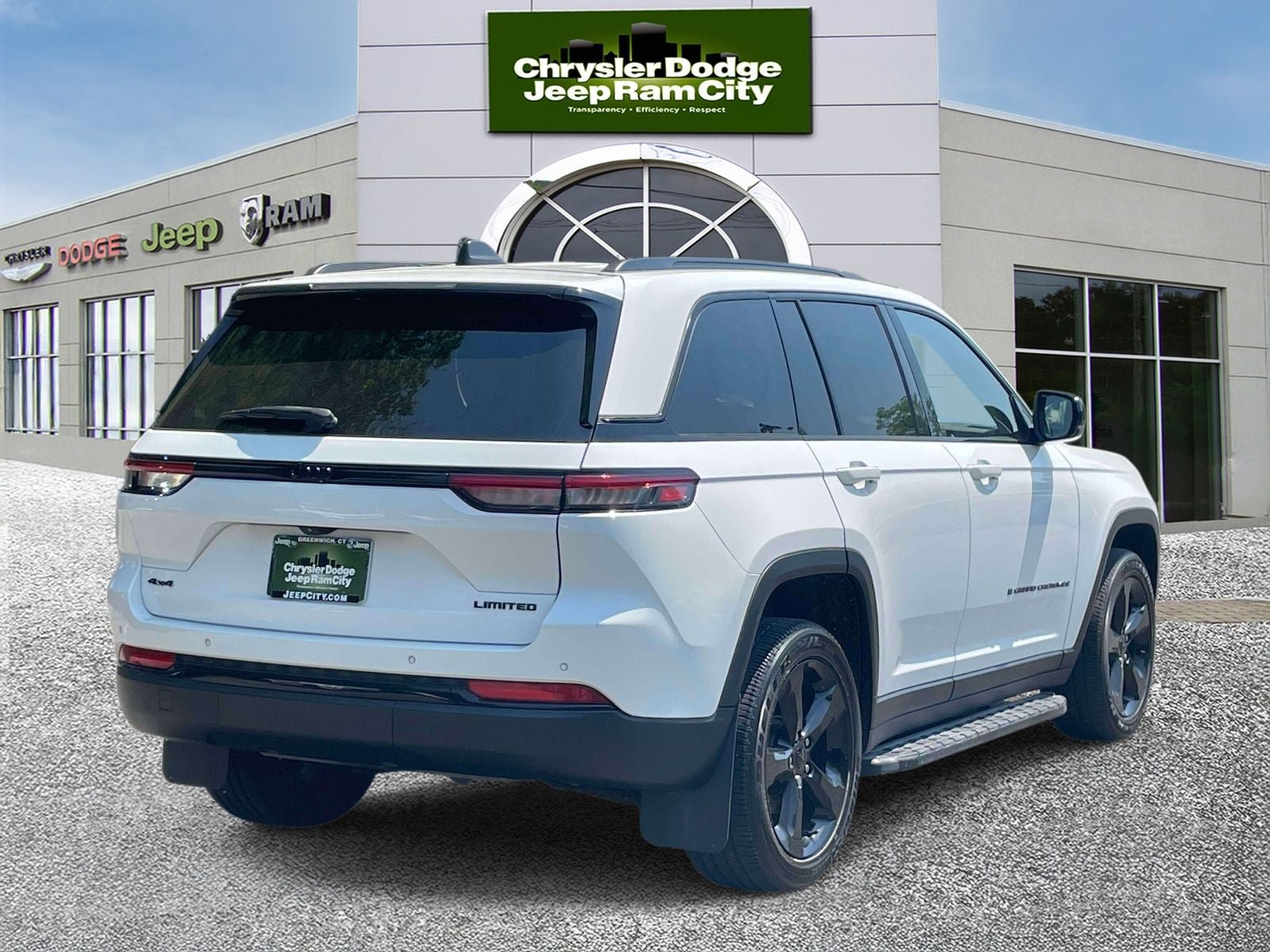 Used 2023 Jeep Grand Cherokee Limited w/ Black Appearance Package AWD/4WD image 6