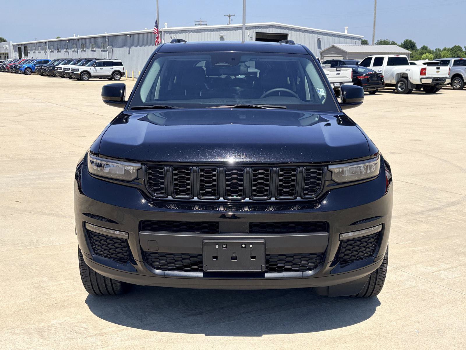 Used 2023 Jeep Grand Cherokee L Limited w/ Black Appearance Package AWD/4WD image 39