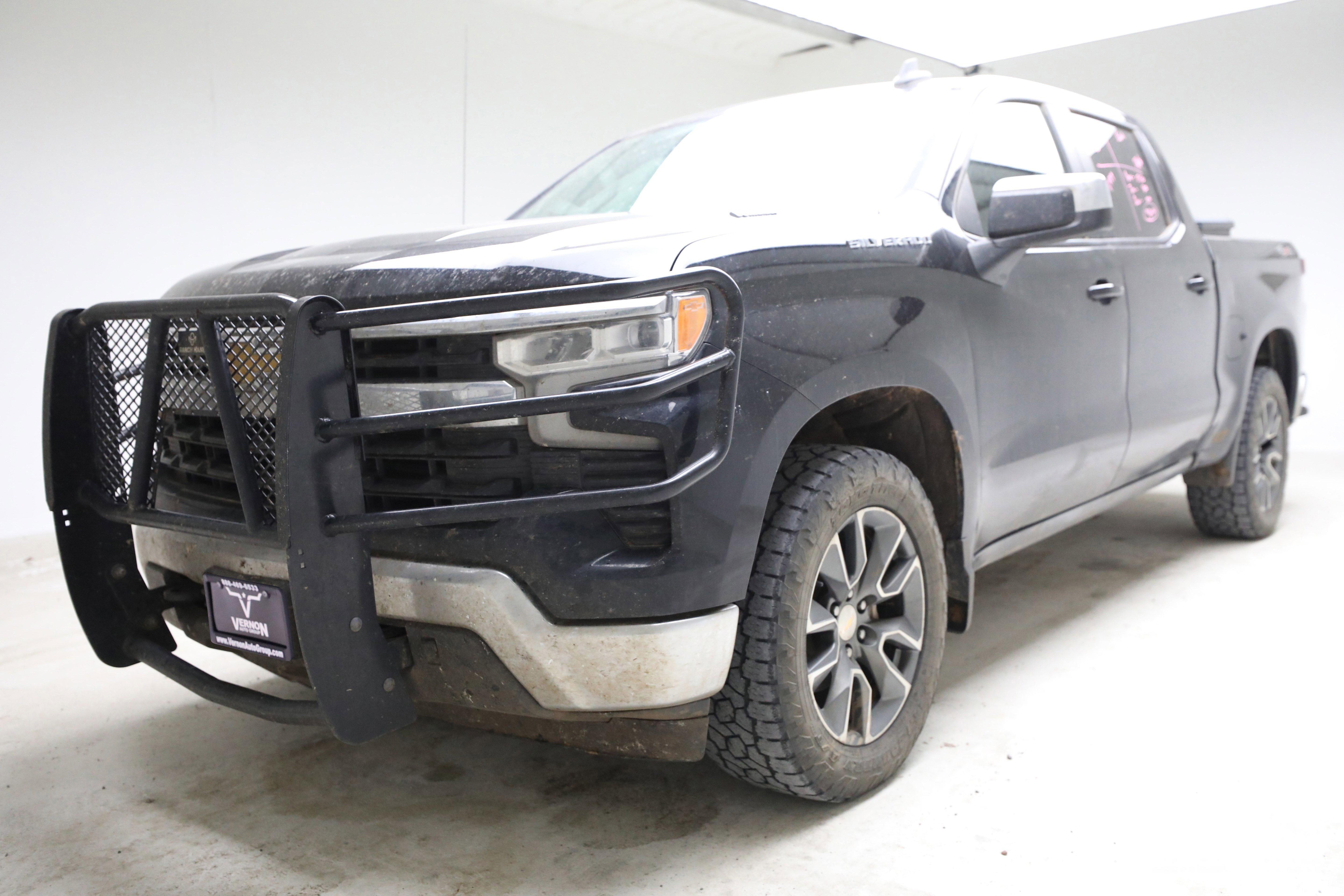 Used 2023 Chevrolet Silverado 1500 LT w/ Leather Package AWD/4WD image 1