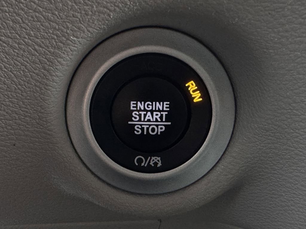 Used 2023 Chrysler Pacifica Touring-L image 19