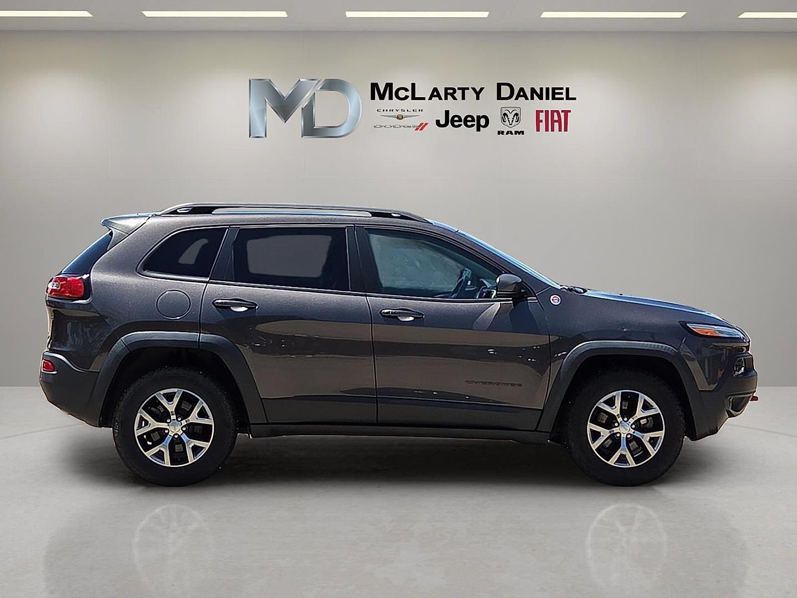 Used 2018 Jeep Cherokee Trailhawk AWD/4WD image 6