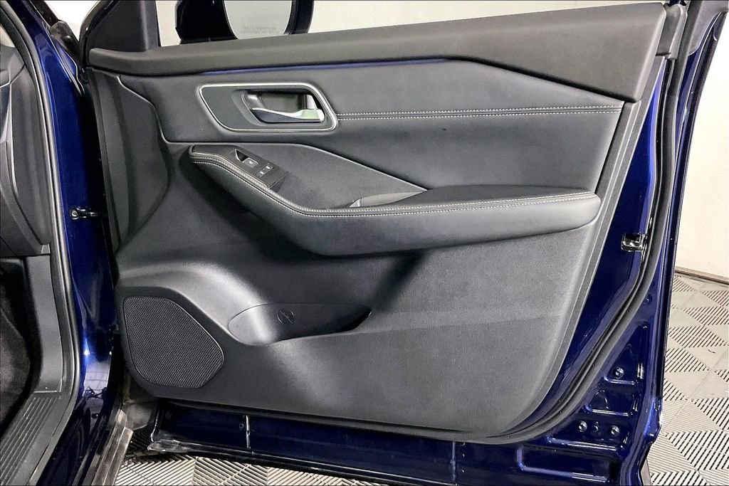 Used 2025 Nissan Rogue Platinum w/ Platinum Premium Package image 26