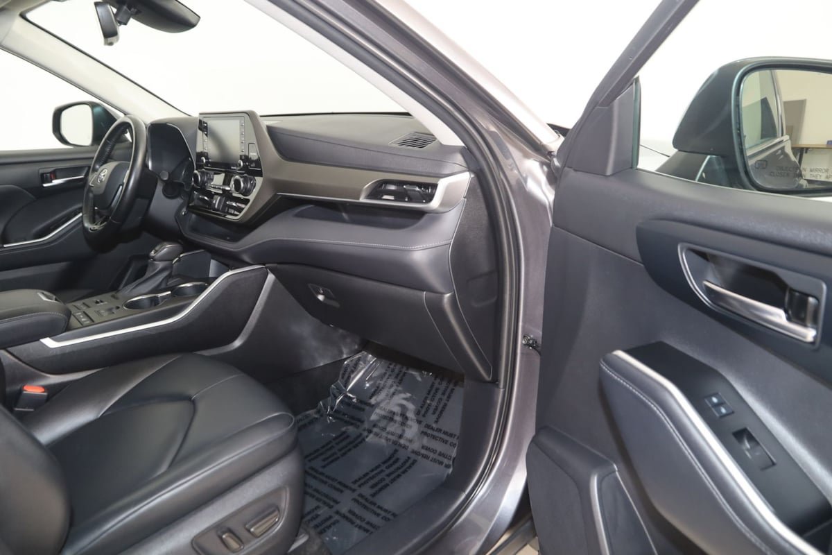 Used 2021 Toyota Highlander XLE AWD/4WD image 39