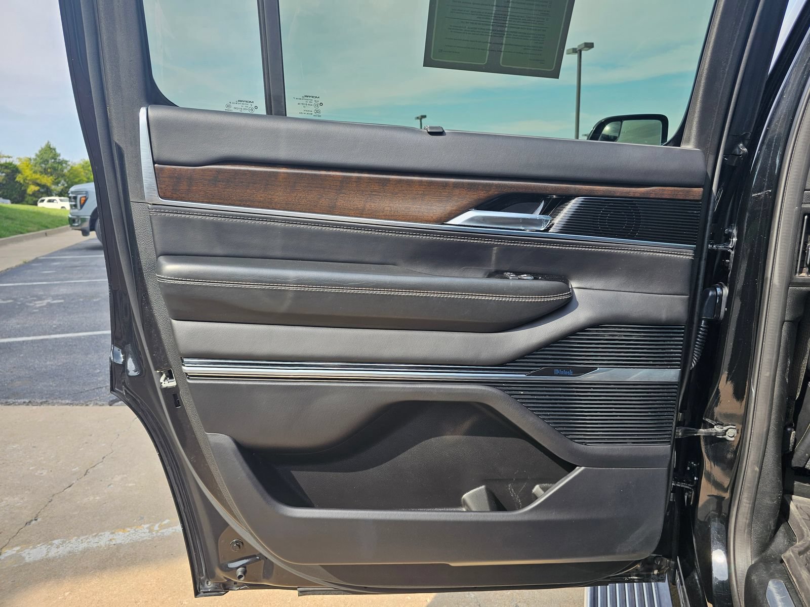 Used 2023 Jeep Grand Wagoneer Series II AWD/4WD image 39