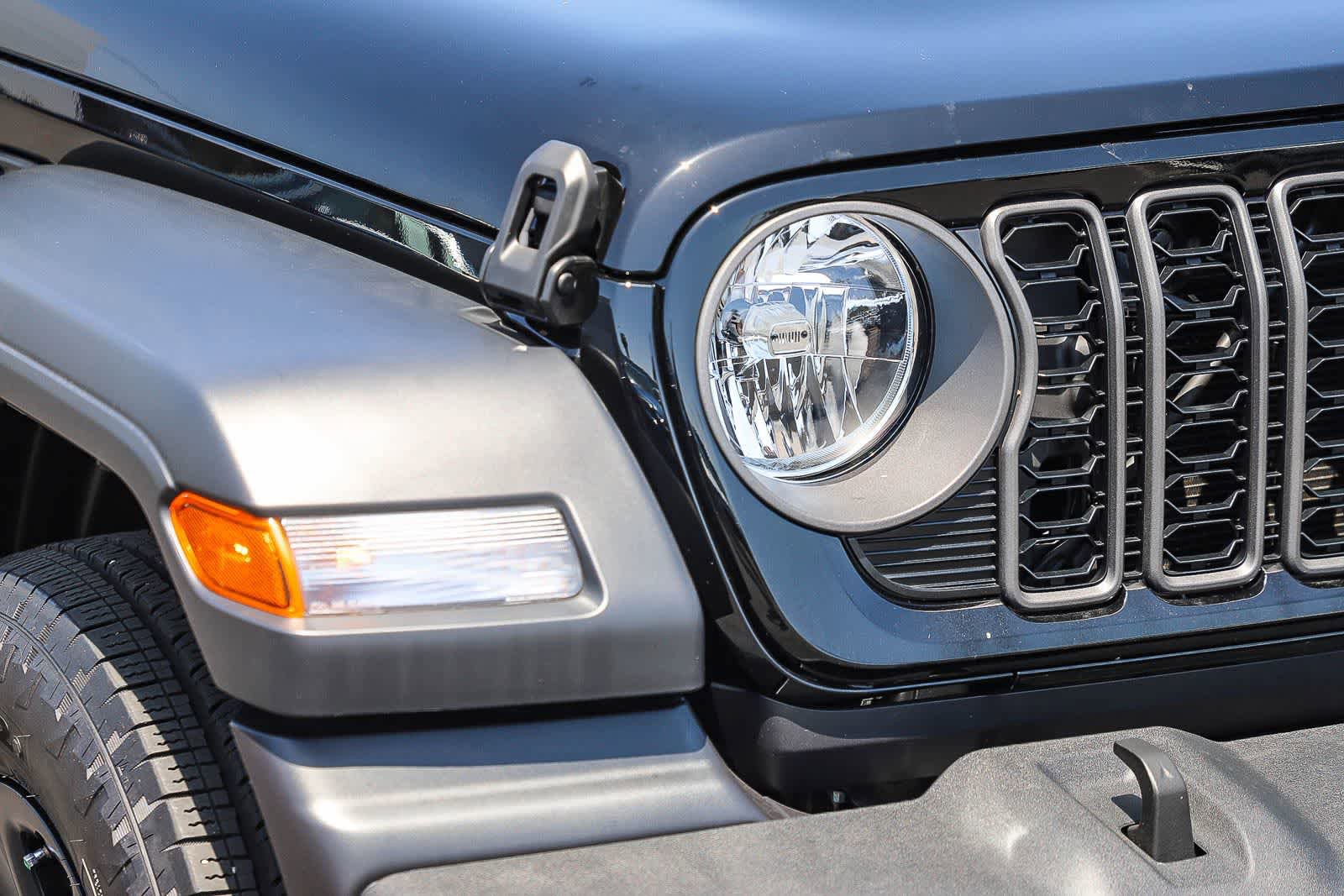 Used 2024 Jeep Wrangler Unlimited Sport AWD/4WD image 4
